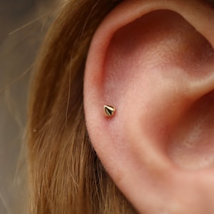 14K Solid Gold Piercing, Minimalist Tragus Piercing, Gold Stud Piercing, Stud Ear Piercing, Cartilage Piercing, Helix Piercing, Gift for her