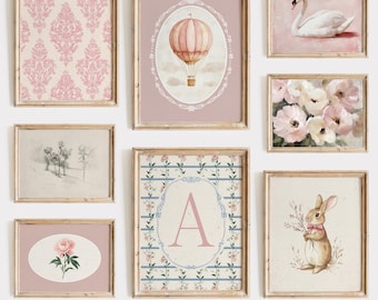 Peut inclure: Un mur de galerie avec neuf impressions encadrées dans un schéma de couleurs rose et blanc. Les impressions comprennent un ballon à air chaud, un cygne, des fleurs, un lapin, un motif et une lettre A.