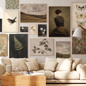 Puede incluir: Una colecci&oacute;n de grabados art&iacute;sticos vintage enmarcados, que incluyen paisajes, ilustraciones bot&aacute;nicas y un retrato de mujer. La paleta de colores es apagada con tonos tierra, creando una est&eacute;tica cl&aacute;sica y elegante. Los grabados se exhiben sobre un sof&aacute; beige.