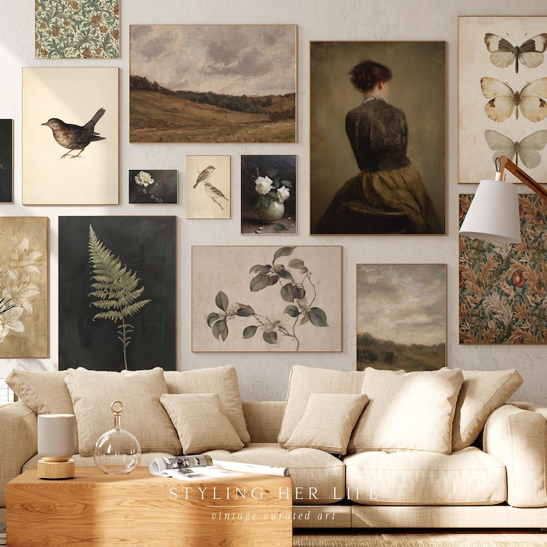 Puede incluir: Una colecci&oacute;n de grabados art&iacute;sticos vintage enmarcados, que incluyen paisajes, ilustraciones bot&aacute;nicas y un retrato de mujer. La paleta de colores es apagada con tonos tierra, creando una est&eacute;tica cl&aacute;sica y elegante. Los grabados se exhiben sobre un sof&aacute; beige.