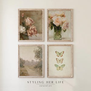 Puede incluir: Cuatro impresiones art&iacute;sticas enmarcadas de estilo vintage. Dos presentan arreglos florales en tonos rosa y melocot&oacute;n. Una representa un paisaje con un camino, y la &uacute;ltima muestra tres mariposas. Los marcos son de color claro.