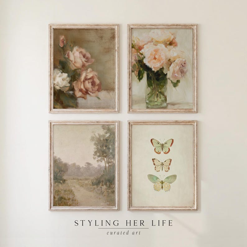 Puede incluir: Cuatro impresiones art&iacute;sticas enmarcadas de estilo vintage. Dos presentan arreglos florales en tonos rosa y melocot&oacute;n. Una representa un paisaje con un camino, y la &uacute;ltima muestra tres mariposas. Los marcos son de color claro.