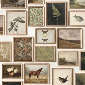 Puede incluir: Una colecci&oacute;n de grabados art&iacute;sticos vintage enmarcados en varios estilos. Los grabados presentan ilustraciones bot&aacute;nicas, paisajes y estudios de animales. Los marcos son de color dorado c&aacute;lido, y la est&eacute;tica general es r&uacute;stica y elegante. El texto "Styling Her Life" es visible.