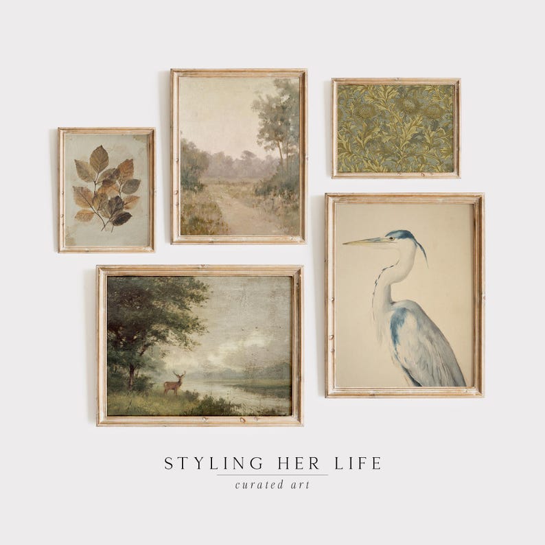 Puede incluir: Cinco impresiones art&iacute;sticas vintage enmarcadas. Las impresiones presentan estudios bot&aacute;nicos, paisajes y una garza. La paleta de colores incluye verdes apagados, marrones y azules. El texto "Styling Her Life" y "curated art" est&aacute; en la parte inferior.