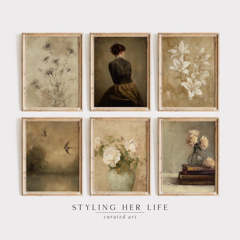 Puede incluir: Conjunto de seis impresiones art&iacute;sticas enmarcadas de estilo vintage. Las impresiones presentan ilustraciones bot&aacute;nicas, un retrato y composiciones de naturalezas muertas florales. La paleta de colores es apagada con tonos sepia y luz suave. El texto "Styling Her Life" est&aacute; en la parte inferior.