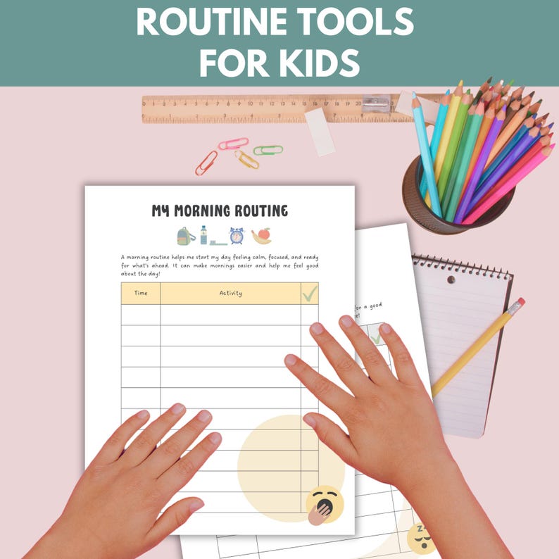 Puede incluir: Manos de un ni&ntilde;o interactuando con una impresi&oacute;n de "My Morning Routine". La p&aacute;gina incluye secciones para la hora y la actividad, con el texto "ROUTINE TOOLS FOR KIDS" en la parte superior. Tambi&eacute;n se ven l&aacute;pices de colores, una regla y clips.