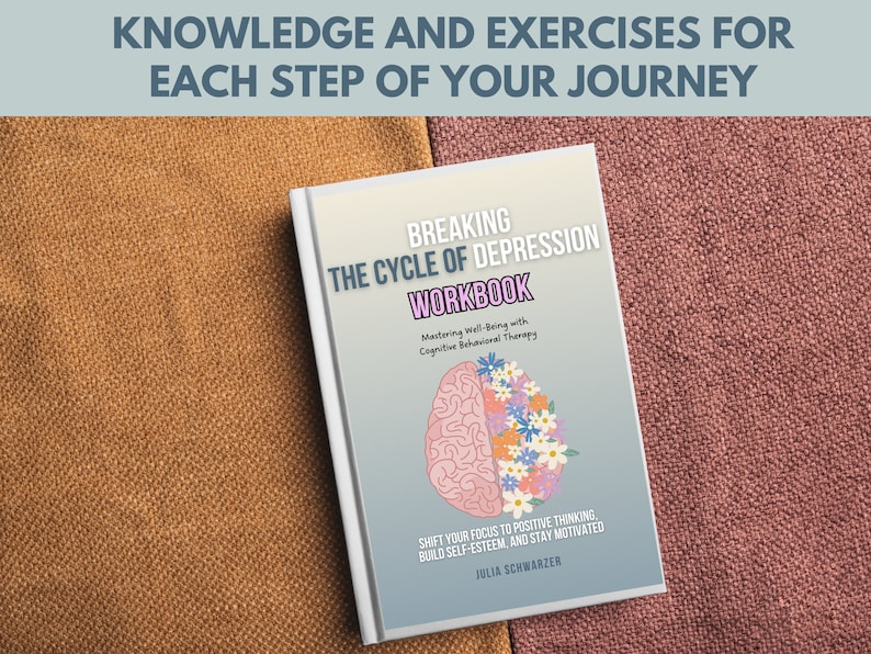 Pu&ograve; includere: Un libro bianco con il titolo "Breaking the Cycle of Depression Workbook: Mastering Well-Being with Cognitive Behavioral Therapy". La copertina presenta un cervello rosa con fiori che crescono da esso. Il testo "Shift your focus to positive thinking, build self-esteem, and stay motivated" &egrave; stampato sotto il cervello. Il nome dell'autore, "Julia Schwarzer", &egrave; stampato in fondo alla copertina.