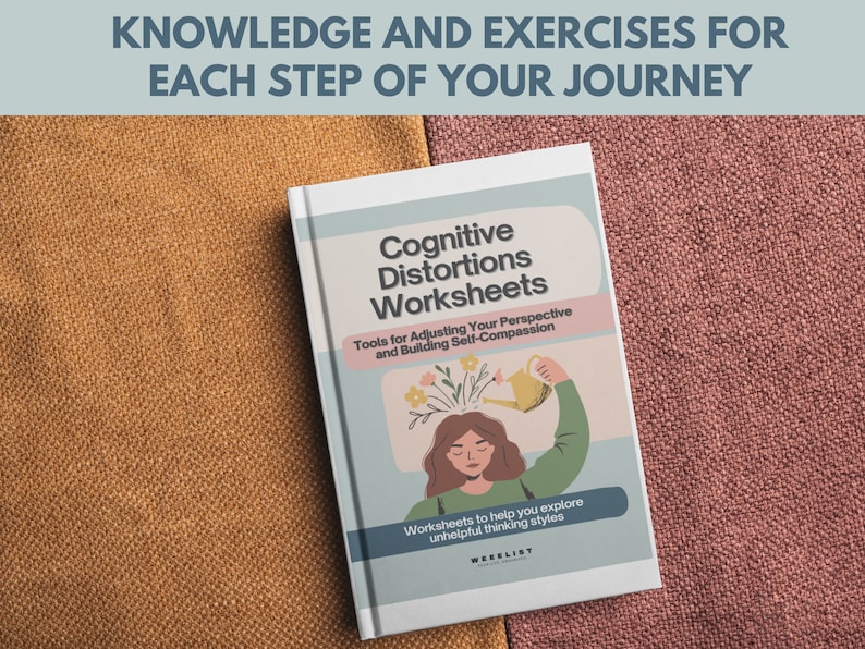 Op de afbeelding: Een boek getiteld "Cognitive Distortions Worksheets" met een kleurrijke illustratie van een persoon die een plant water geeft die uit zijn hoofd groeit. De ondertitel van het boek is "Tools for Adjusting Your Perspective and Building Self-Compassion". De boekomslag bevat ook de tekst "Worksheets to help you explore unhelpful thinking styles" en het woord "WEEELIST".