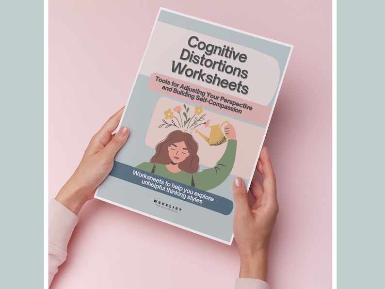 Op de afbeelding: Een roze en blauw ge&iuml;llustreerd boekje met de titel "Cognitive Distortions Worksheets" met de ondertitel "Tools for Adjusting Your Perspective and Building Self-Compassion". De omslag toont een vrouw met bloemen die uit haar hoofd groeien en een gieter in haar hand. De tekst "Worksheets to help you explore unhelpful thinking styles" staat onder de illustratie.