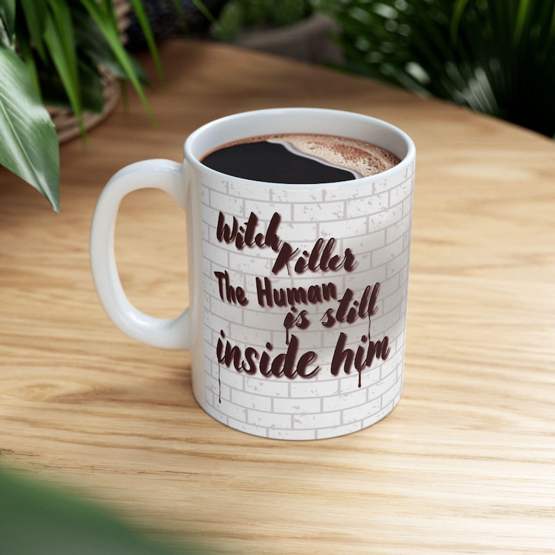 Pu&ograve; includere: Un cartello in legno fatto a mano con la scritta "Welcome" in un carattere giocoso. Il cartello presenta uno sfondo bianco invecchiato e un bordo marrone scuro, ideale per una porta d'ingresso. Misura circa 30 cm di larghezza.