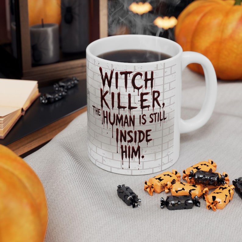 Pu&ograve; includere: Una tazza di ceramica bianca con manico nero e la scritta "But First, Coffee" in nero, con un carattere a mano. La tazza &egrave; su una superficie bianca.