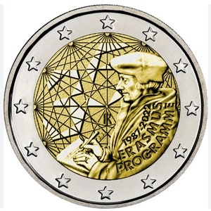 Puede incluir: Una moneda de dos euros con un anillo exterior plateado y un centro dorado. El centro presenta un retrato de un hombre escribiendo, un diseño geométrico y el texto "1987-2022 ERASMUS PROGRAMME". La moneda tiene doce estrellas alrededor del borde.