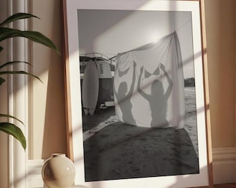 Surfer Chick Schwarz Weiß Surf Poster - Vintage Surf Fotografie | Minimalistische Küsten Dekoration | Retro Surf Poster Digitaler Download Kunst