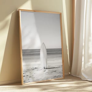 Décoration murale surf, impression côtière en noir et blanc, photographie de plage avec planche de surf, décoration minimaliste à imprimer