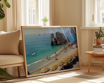 Impressão da Costa Amalfitana – Guarda-sóis laranja da Praia de Positano | Arte de parede digital da Itália, pôster de viagem costeira