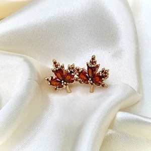 Ahornblatt Ohrringe | Gold Ohrstecker | Ahornblatt Design | Herbst Schmuck | Naturinspiriert | Roter funkelnder Zirkon | Einzigartiges Geschenk für Sie