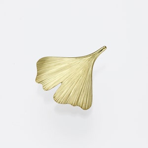 Pendant matted ginkgo leaf large made of silver with a large eyelet