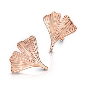 Matted rose gold 2 cm ginkgo leaf stud earrings in 925 silver, handmade in Germany with rose plating
