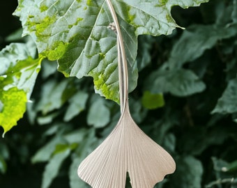 Silberne längliche Brosche als schönes Ginkgo-Blatt mit Stiel, handgefertigt in Deutschland aus 925 Silber