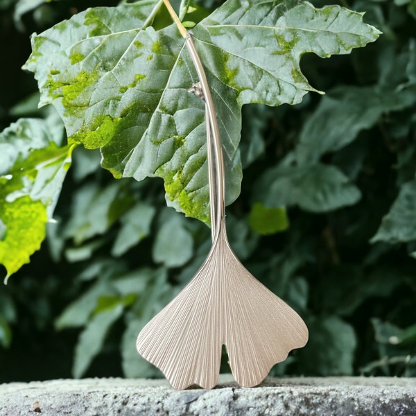 Silberne längliche Brosche als schönes Ginkgo-Blatt mit Stiel, handgefertigt in Deutschland aus 925 Silber