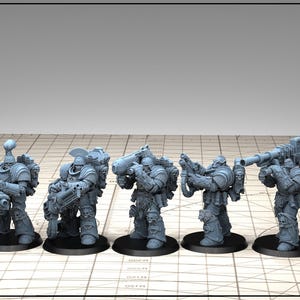 Puede incluir: Colección de siete figuras en miniatura grises de soldados blindados, cada una con armas y equipo únicos. Las figuras están sobre bases negras, para juegos de mesa o exhibición. El texto "GOOD GAME WARGAME PATREON" está incluido.