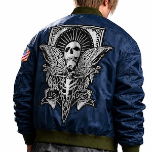 Handgemaakte Resident Evil 4 jas met Leon Kennedy-print, geschikt voor cosplay en Halloween.