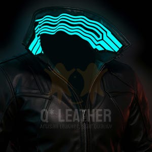 Puede incluir: Chaqueta de cuero negra con un diseño de cuello único. El cuello presenta una serie de líneas brillantes de color turquesa. La chaqueta tiene cierre de cremallera y un corte entallado. El texto "Q* LEATHER" es visible en la parte inferior.