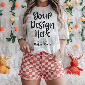 Mockup de camiseta de Páscoa: camiseta branca Gildan 5000, tema primavera (download digital)