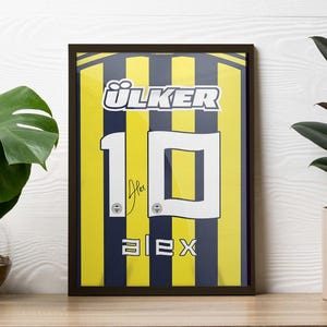 Alex de Souza Fenerbahçe Poster | Iconic Jersey Wall Art | Impressão de lenda do futebol amarelo-azul | Presente perfeito para fãs do Fenerbahçe