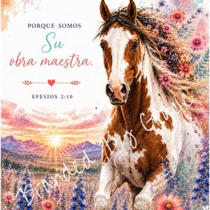 Op de afbeelding: Een aquarel-stijl print met een bruin en wit gevlekt paard dat door een veld met paarse en roze bloemen rent. De tekst luidt "PORQUE SOMOS Su obra maestra. EFESIOS 2:10" met een klein rood hartje boven een berglandschap bij zonsondergang.