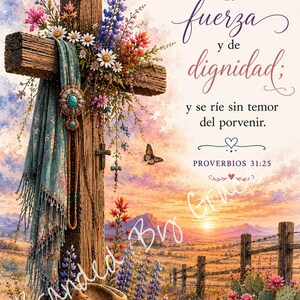 Op de afbeelding: Een houten kruis versierd met kleurrijke wilde bloemen, een turquoise accessoire en een sjaal met patroon, met een cowboyhoed aan de voet. De tekst luidt: Ella est&aacute; vestida de fuerza y de dignidad; y se r&iacute;e sin temor del porvenir. PROVERBIOS 31:25.