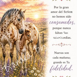 Op de afbeelding: Een aquarelillustratie van een gevlekte merrie en veulen in een veld met wilde bloemen bij zonsondergang. De tekst luidt: Por la gran amor del SE&Ntilde;OR no hemos sido consumados, porque nunca faltan Sus misericordias. Nuevas son cada ma&ntilde;ana; grande es Tu fidelidad. LAMENTACIONES 3:22-23.