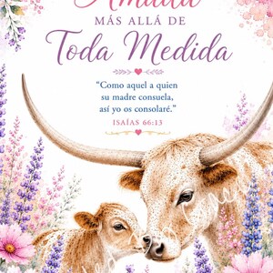 Op de afbeelding: Een aquarelillustratie met een longhorn koe en kalf omringd door roze en paarse bloemen. De tekst luidt Amada M&Aacute;S ALL&Aacute; DE Toda Medida en bevat het bijbelvers Isa&iacute;as 66:13, Como aquel a quien su madre consuela, as&iacute; yo os consolar&eacute;.