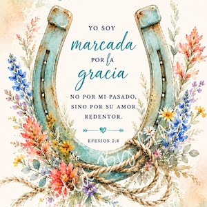 Op de afbeelding: Een aquarelillustratie met een verweerd blauwgroen hoefijzer, omlijst door kleurrijke wilde bloemen en een opgerold touw. De tekst luidt: YO SOY marcada POR la gracia NO POR MI PASADO, SINO POR SU AMOR REDENTOR. EFESIOS 2:8, met een klein blauw hartje.