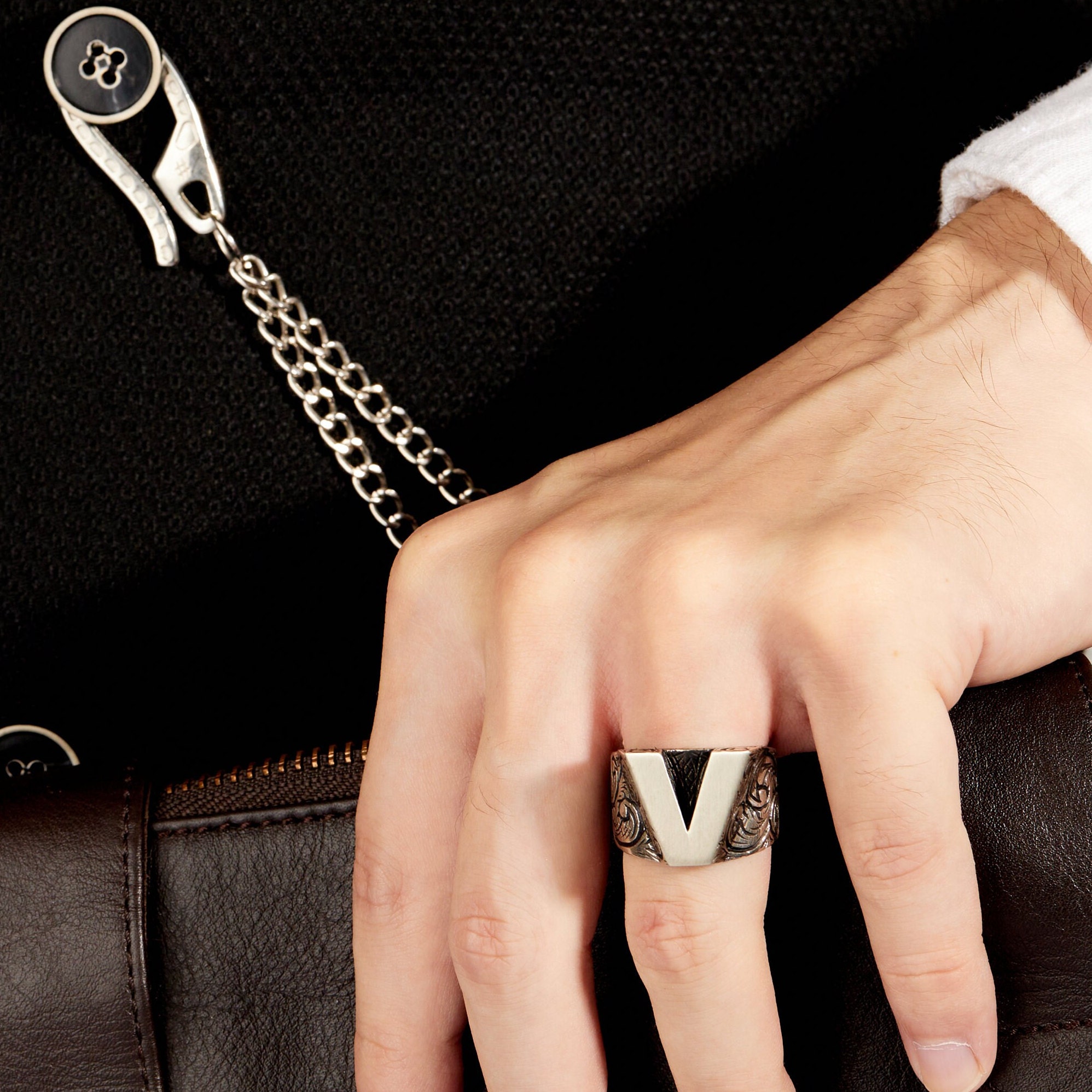 louis.vuitton v ring