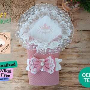 Swaddling luxuoso para bebê rosa com renda e tule Cobertor estiloso para bebê com fibra cheia de malha com cinto de fita PERSONALIZADO