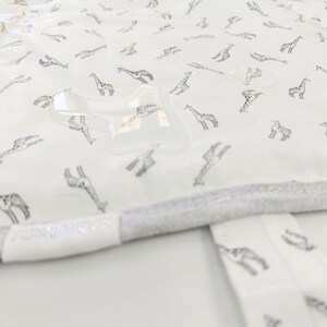 Matelas à langer doux BABY pour un changement de couche sans effort. Il peut être plié dans un sac et transporté facilement. image 5