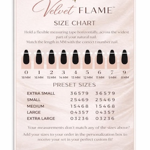 Pu&ograve; includere: Tabella delle taglie per unghie Velvet Flame. Mostra le taglie delle unghie da 0 a 9, con lunghezze in mm. Le taglie preimpostate sono Extra Small, Small, Medium, Large ed Extra Large, con numeri associati.