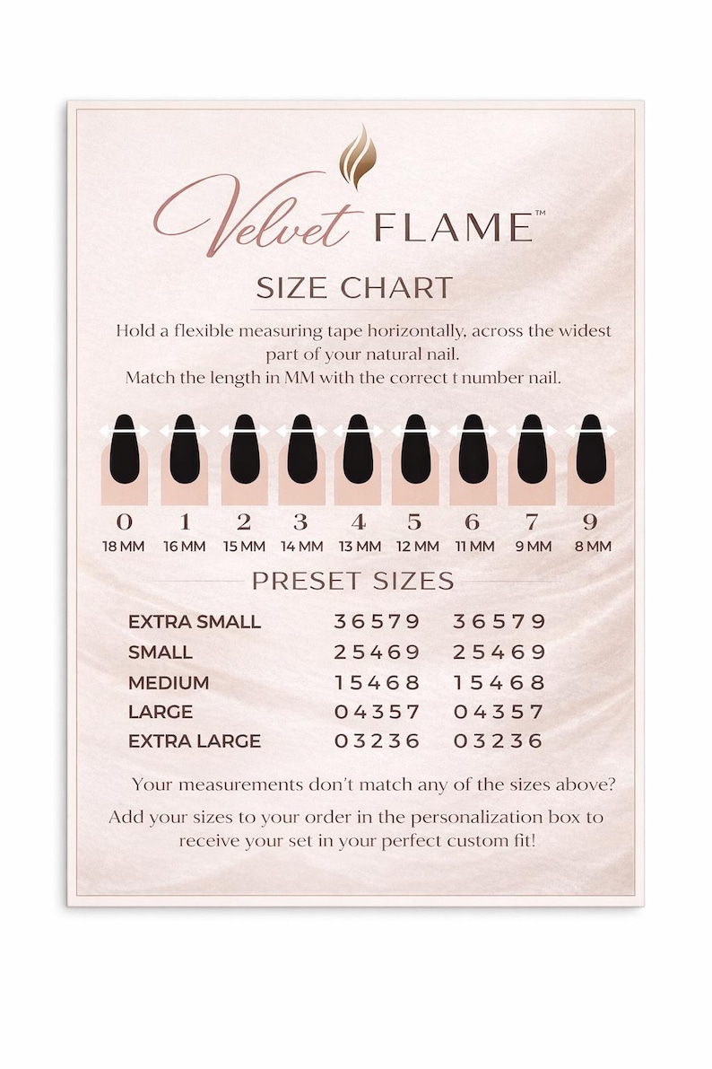 Pu&ograve; includere: Tabella delle taglie per unghie Velvet Flame. Mostra le taglie delle unghie da 0 a 9, con lunghezze in mm. Le taglie preimpostate sono Extra Small, Small, Medium, Large ed Extra Large, con numeri associati.