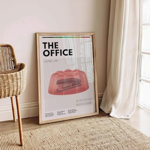 Könnte beinhalten: Ein Poster für die Fernsehserie "The Office" mit einer roten Gelatineform mit einer Heftmaschine darin. Der Text auf dem Poster lautet "The Office", "Damn it, Jim!" und "He put my stuff in jello again!"