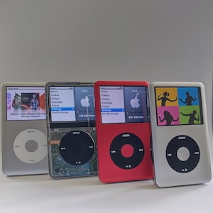 Puede incluir: Cuatro iPods diferentes, cada uno con un color y un diseño diferente. El primer iPod es plateado con una pantalla en blanco y negro, el segundo es negro con una pantalla a color, el tercero es rojo con una pantalla a color y el cuarto es blanco con una pantalla a color. Las pantallas muestran las opciones del menú del iPod, incluyendo música, videos, fotos, podcasts, extras, configuración y reproducción aleatoria de canciones. Los iPods también muestran su capacidad de almacenamiento, que es de 475 GB para los dos primeros iPods y de 937 GB para los dos últimos iPods.
