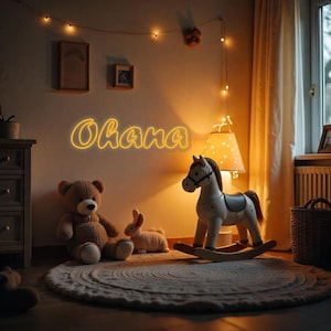 Può includere: Una scena accogliente di cameretta con un'insegna al neon che recita "Ohana". Un orsacchiotto marrone, un coniglietto di peluche e un cavallo a dondolo sono su un tappeto rotondo. Una lampada con un paralume a pois e luci di stringa aggiungono calore.