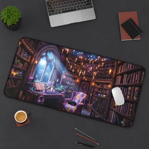 Op de afbeelding: Rechthoekige muismat met een gedetailleerde illustratie van een bibliotheekinterieur. De scène omvat boekenplanken, een bureau, een raam met maanlicht en een comfortabele fauteuil. Het kleurenpalet is warm, met bruin, paars en blauw.