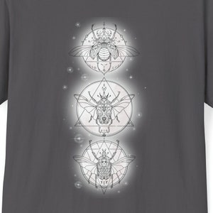 Celestial Creation Unisex T-shirt: geometrisch ontwerp, Scarabee, natuur, insecten, kevers, entomologie, astrologie, astronomie, maan, sterren, lijnen