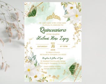 Smaragdgroene en gouden bloemen vlinder quinceañera-uitnodiging (aanpasbaar)
