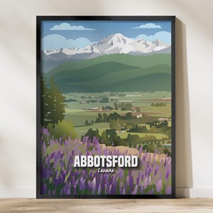 Könnte beinhalten: Ein gerahmter Kunstdruck mit einer stilisierten Landschaft von Abbotsford, Kanada. Das Kunstwerk zeigt eine Bergkette mit schneebedeckten Gipfeln, grüne Hügel und ein Tal mit lila Blumen im Vordergrund. Das Wort "Abbotsford" ist prominent dargestellt.