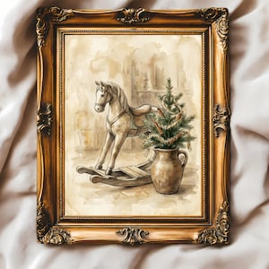Könnte beinhalten: Ein gerahmter Aquarelldruck mit einem Schaukelpferd neben einem Keramikkrug, der mit einem kleinen, mit Zimtstangen geschmückten Tannenbaum gefüllt ist. Das Kunstwerk befindet sich in einem verzierten, goldfarbenen Rahmen.