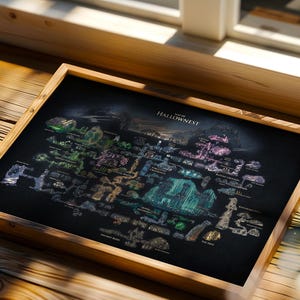 Op de afbeelding: Een rechthoekige houten lijst met een zwarte print getiteld Map of Hallownest. De kaart bevat gedetailleerde, kleurrijke illustraties van diverse ondergrondse regio's, waaronder groene, blauwe en paarse zones, met witte tekstlabels.