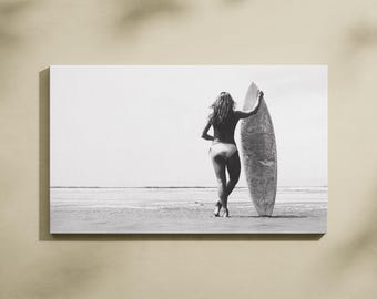 Surferin Vintage Foto: Schwarz-weißes Surfbrett (Digitaler Download)