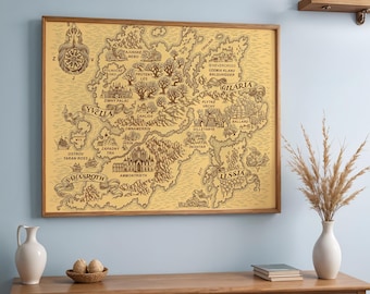 Könnte beinhalten: Ein gerahmter Karten-Druck mit Vintage-Ästhetik. Die Karte, in Braun- und Beigetönen, zeigt eine Fantasiewelt mit detaillierten Illustrationen von Städten, Wäldern und geografischen Merkmalen. Der Holzrahmen verleiht dem Kunstwerk eine klassische Note.